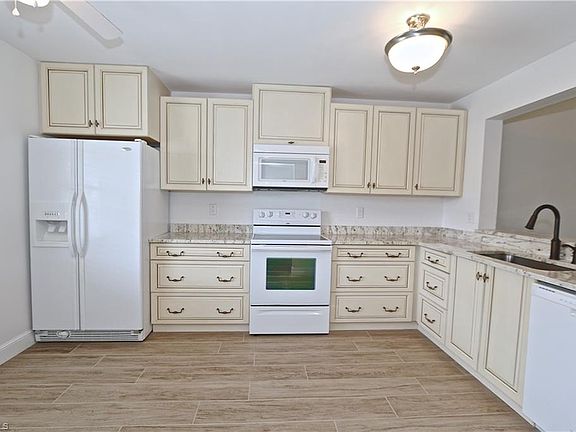 3rd image of 1323 Derbyshire Ct #A-203