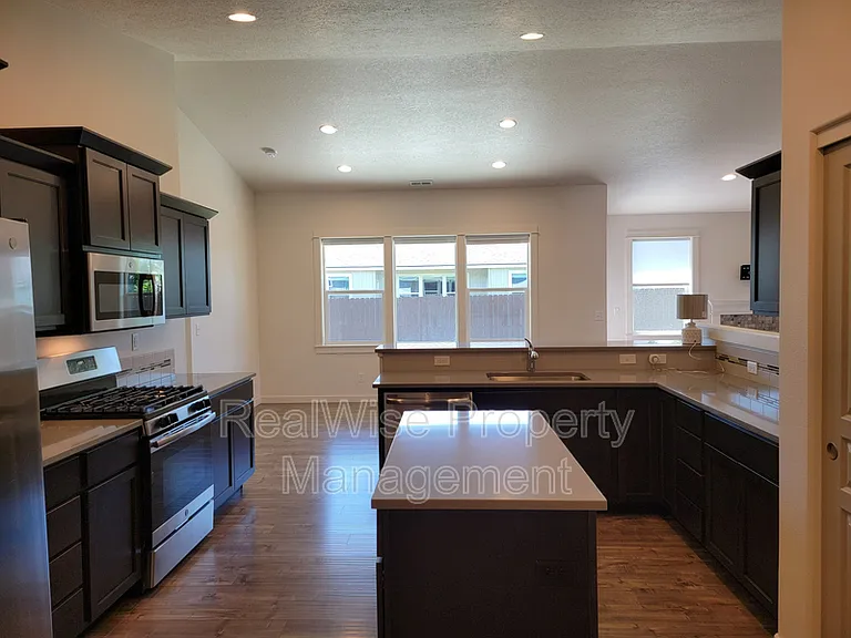 2482 NW Glen Oak Ave — Photo 7