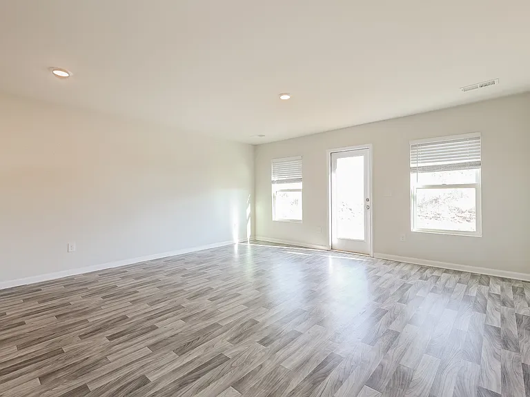 130 Combine Ln — Photo 2