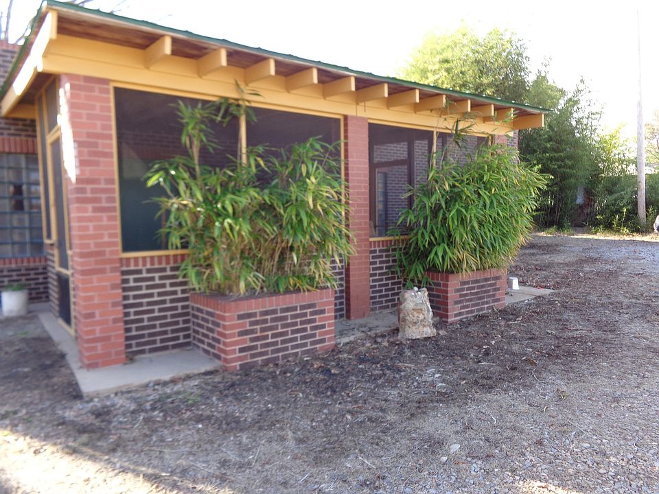 StreetViewScreenPorchPlanter