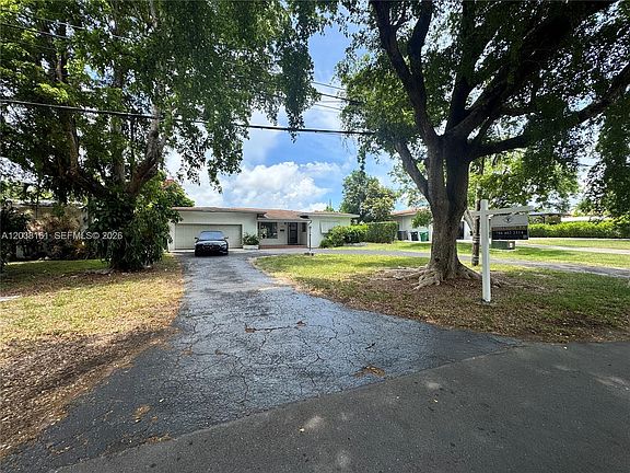 2nd image of 6121 SW 26th St