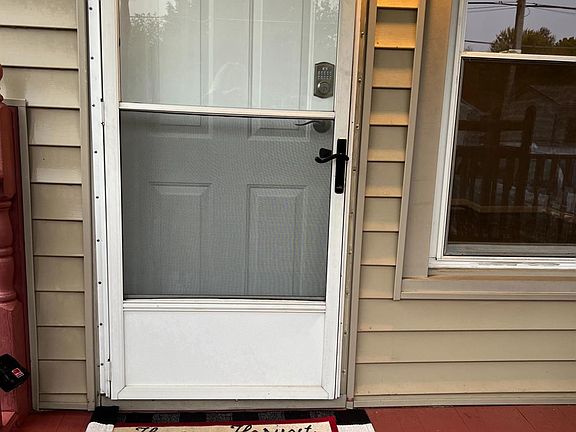 3rd image of 585 E Market St