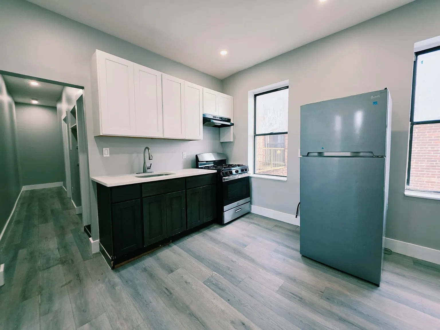 3 bed, 1000 sqft, $2,300 — Photo 3