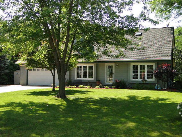 1st image of 407 Fox Knoll Dr