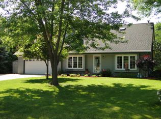 407 Fox Knoll Dr, Waterford, WI