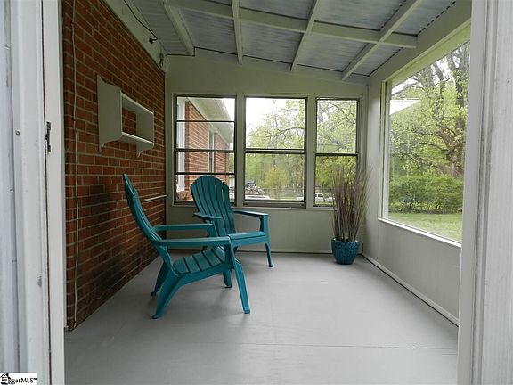4th image of 16 Tiffany Dr
