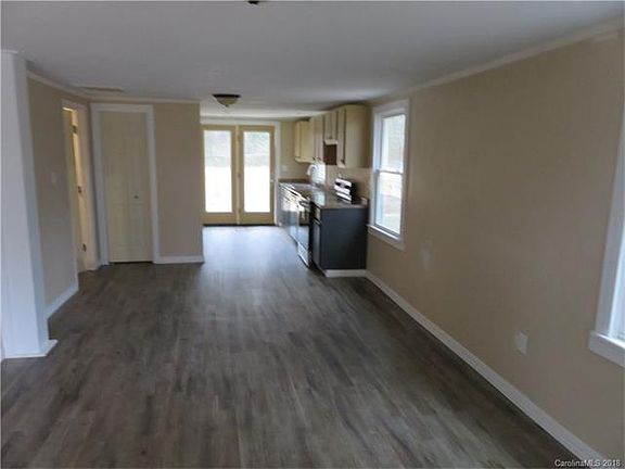 5th image of 210 Amberhill Ln