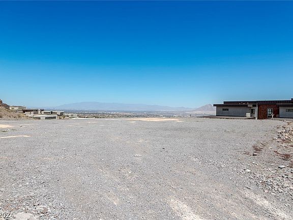 3rd image of 633 Dragon Peak Dr