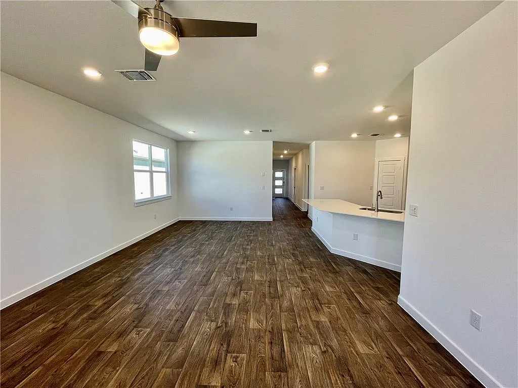4 bed, 2.0 bath, 1863 sqft, $2,350 — Photo 4