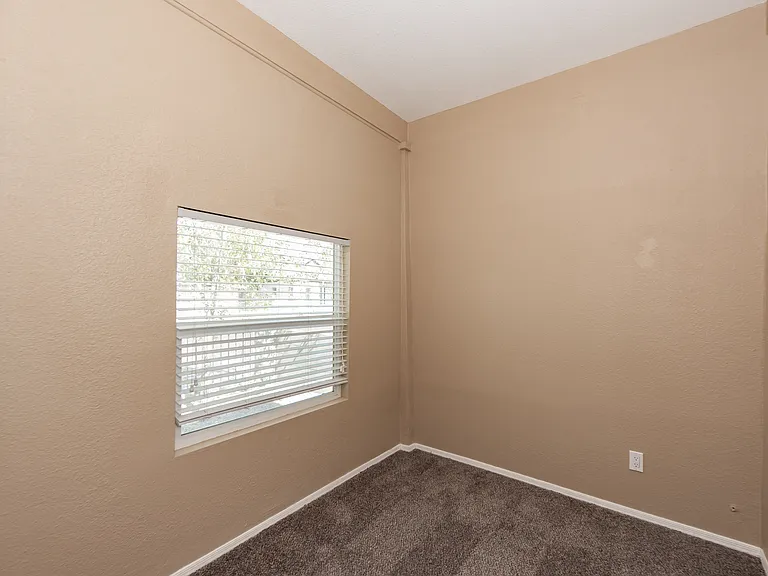583 S 2nd Ave — Photo 4