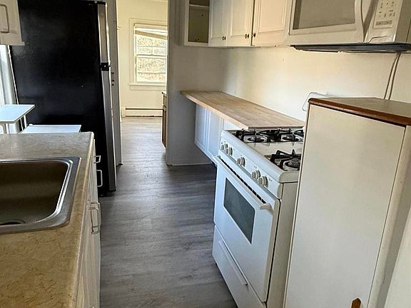 4th image of 210 Hanthorn St #B