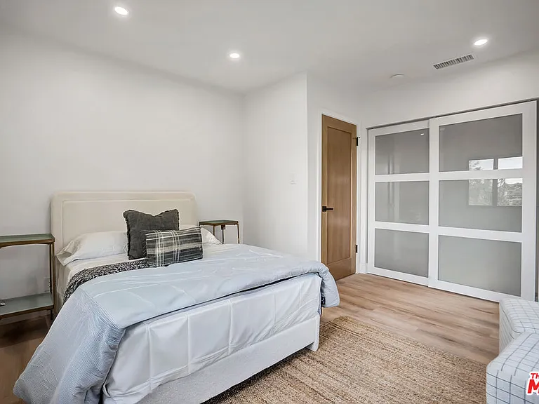 1145 S Longwood Ave — Photo 22