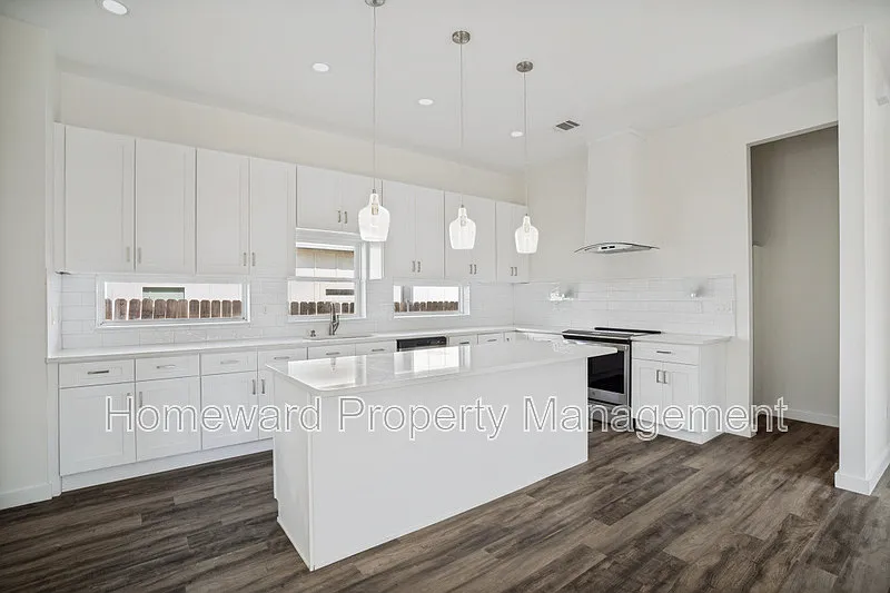 4 bed, 3.5 bath, 3283 sqft, $3,500 — Photo 2