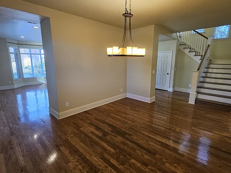 2505 Cambridge Dr — Photo 3