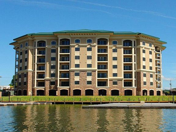 3rd image of 100 Bridgewater Pointe Place Smith Mountain Ln #205