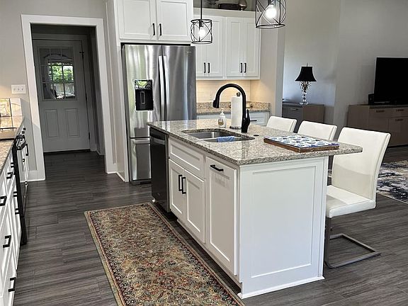 3rd image of 105 Brayden Ln