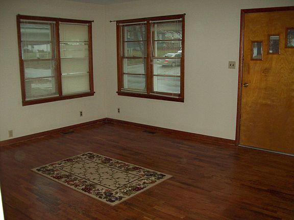 4th image of 804 E College Ave