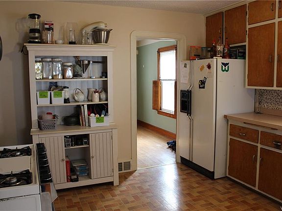 4th image of 50 East Ave