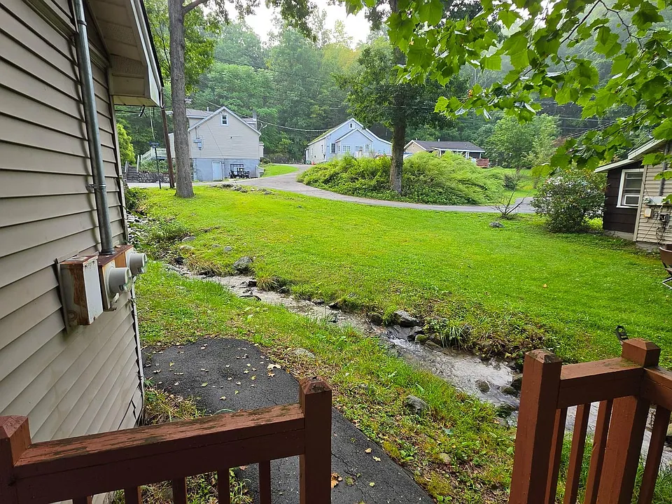 2 Storybrook Ln W