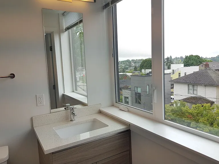 Hamilton- Your Bright, Modern City Home! — Photo 23