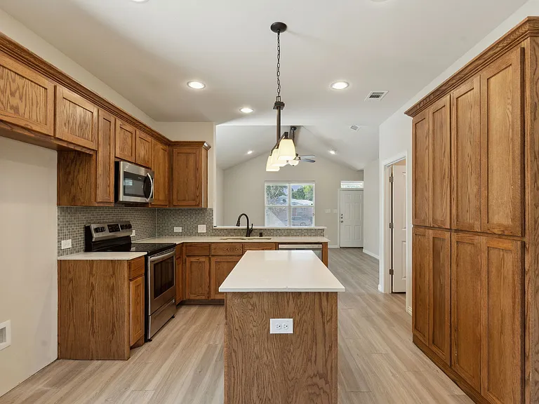 731 W Bond St — Photo 10