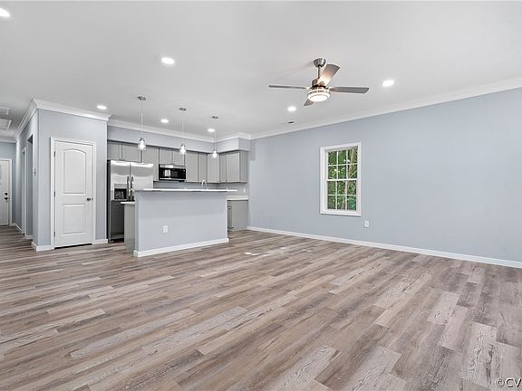 4th image of 321 Mistletoe St