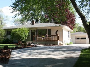 1812 E Sugnet Rd, Midland, MI 48642