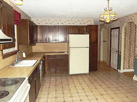 4th image of 7 Kimberly Ann Dr