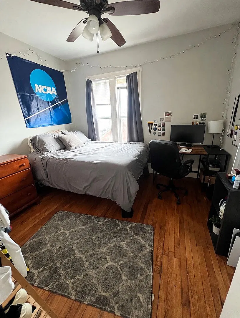 Sunny, Modern Unit near NEU with Laundry in Unit! Spacious and No Fee! — Photo 4