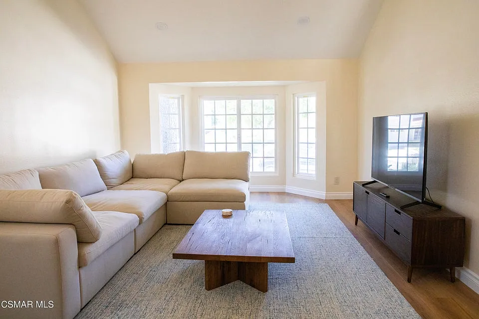 3 bed, 2263 sqft, $5,500 — Photo 4