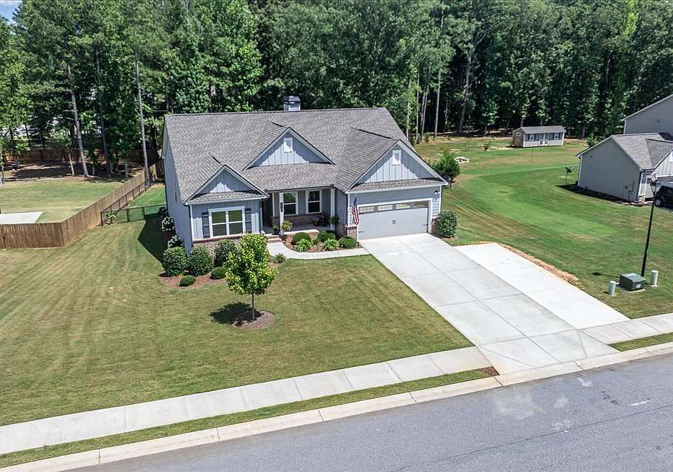 1st image of 297 Woodbury Ln