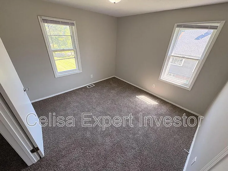 819 Eckart St — Photo 7