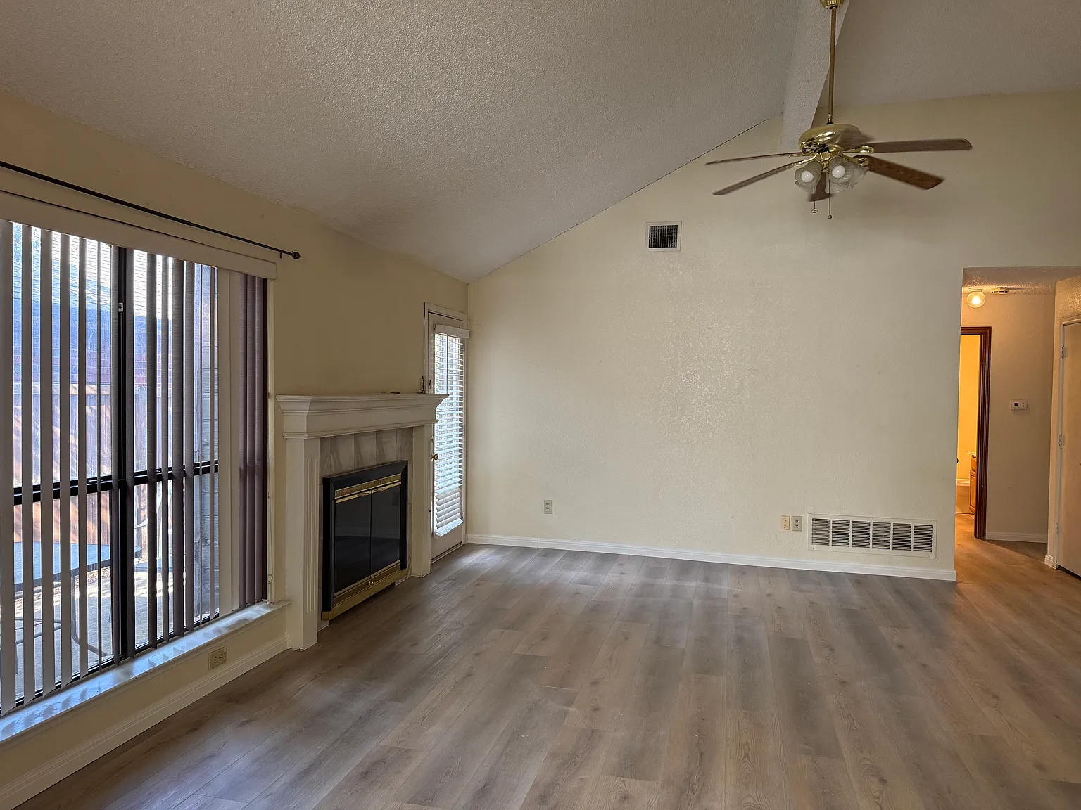 3 bed, 1386 sqft, $2,095 — Photo 2