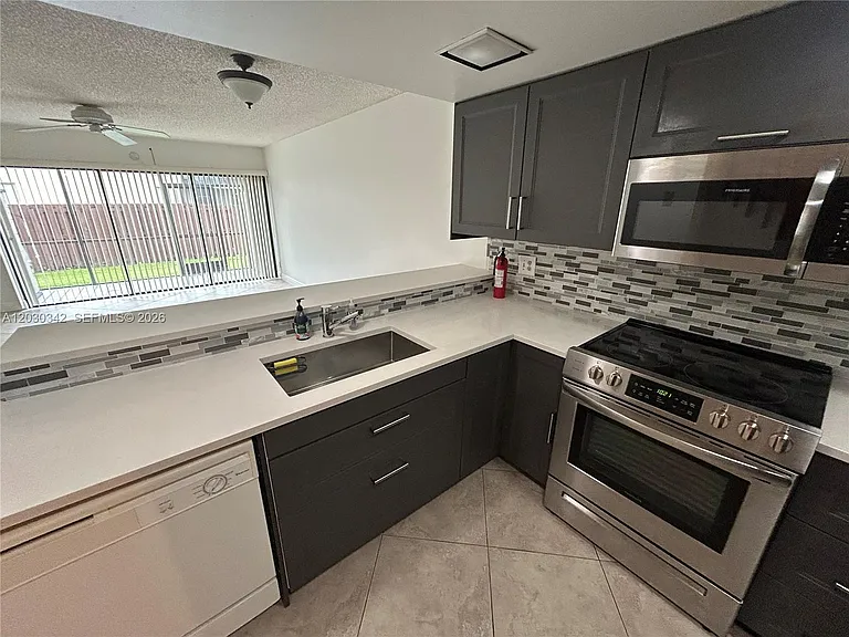 4401 SW 70th Ter — Photo 4