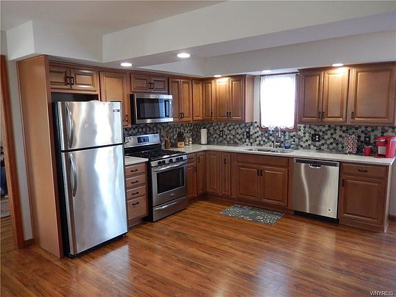 5th image of 40 Sherry Dr
