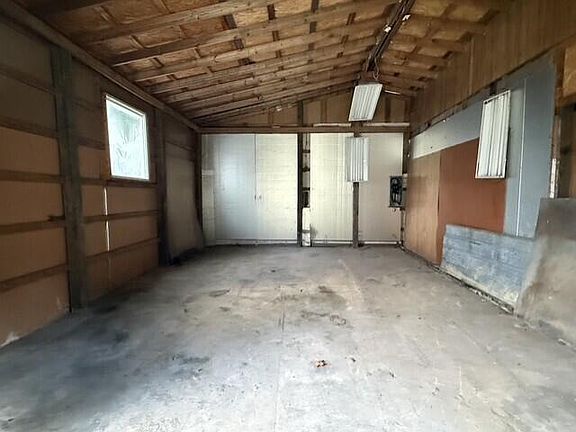 4th image of 387 Coleman Br
