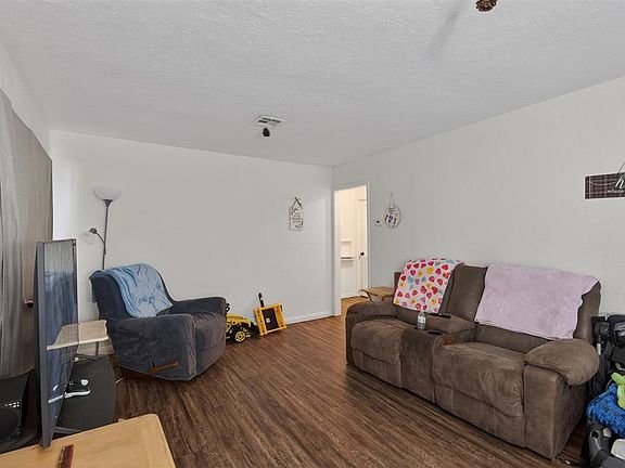 4th image of 3904 Pine Ave
