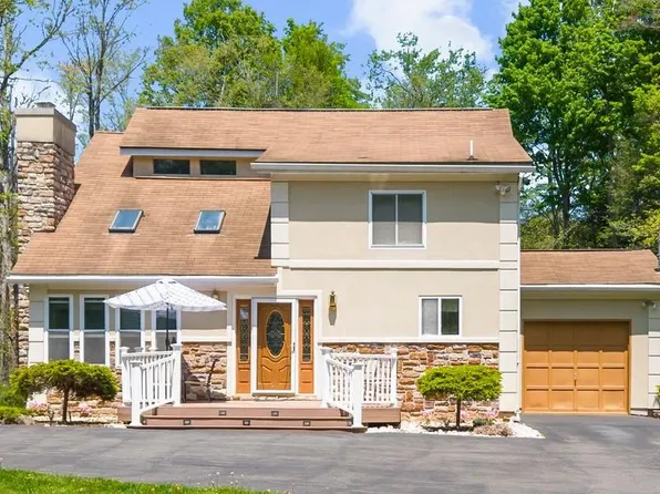 111 Sir Lyonnesse Ct, Pocono Lake, PA 18347
