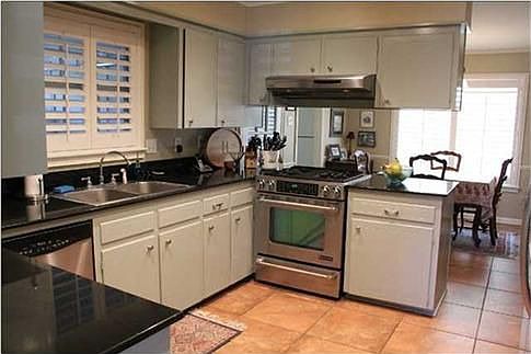 5th image of 218 Oakwood Dr