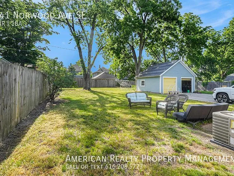541 Norwood Ave SE — Photo 12