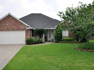 12106 Fisher Dr, Mont Belvieu, TX 77523