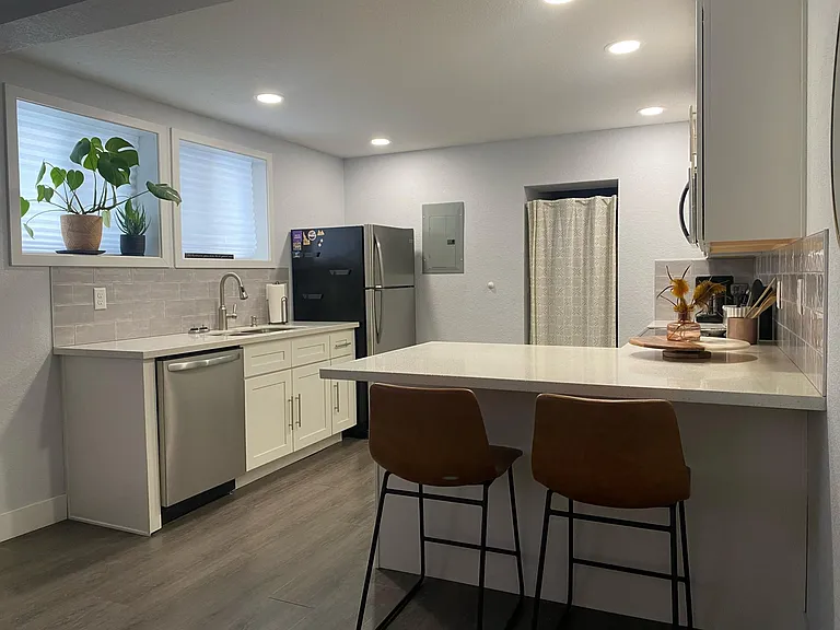 1421 Washington Ave #E — Photo 6