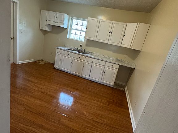 2nd image of 1032 W College Ext
