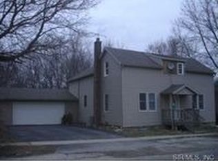 305 E Pocahontas Rd, Highland, IL 62249