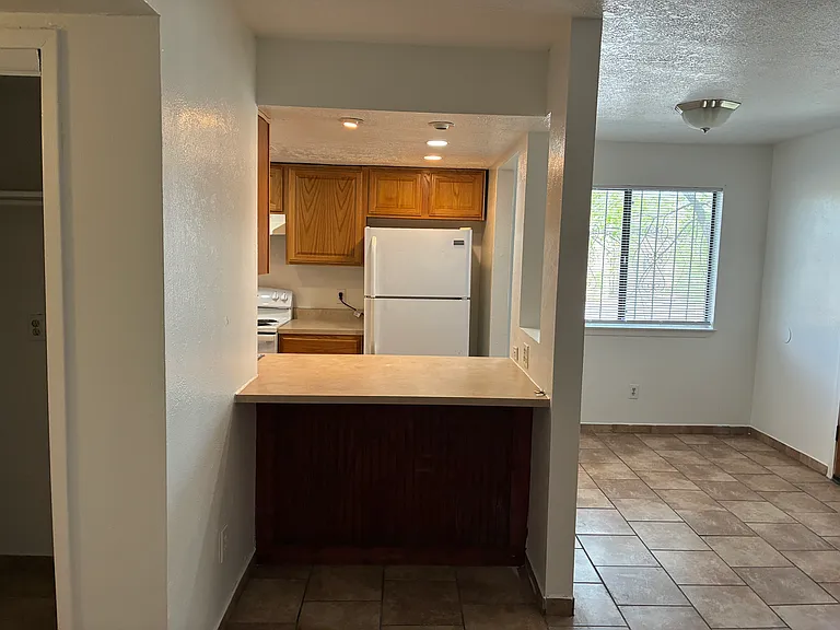 Quality 2 Bed / 1 Bath Apts - Close to I-25, UNM, and KAFB — Photo 33