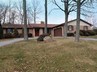 5185 Foxcroft Dr, Schnecksville, PA