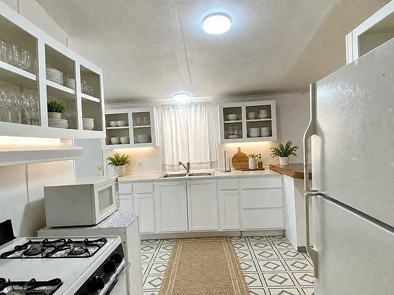 4th image of 569 Langtry St