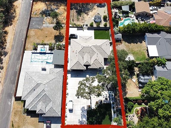 5th image of 8059 Holly Dr