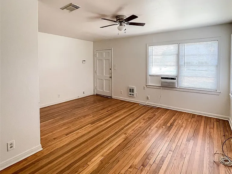 1241 Chevy Chase Dr — Photo 2
