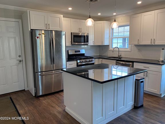 4th image of 19 Kinkora Court E